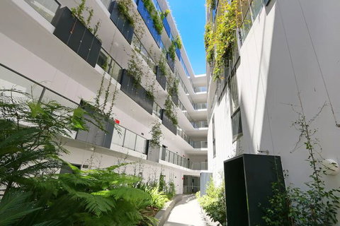 Large Modern 2 Bedroom Apartment Near Lake Claremont - Surfers Gold Coast 5