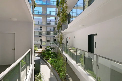 Large Modern 2 Bedroom Apartment Near Lake Claremont - Surfers Gold Coast 4