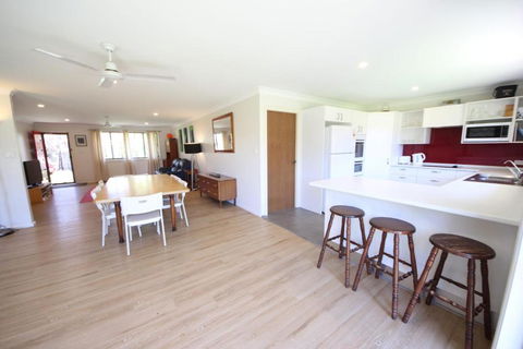 Barefoot Bungalow At Hat Head - Surfers Gold Coast 5