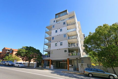 Stunning Two-storey Apartment In Perth's CBD - Surfers Gold Coast 1