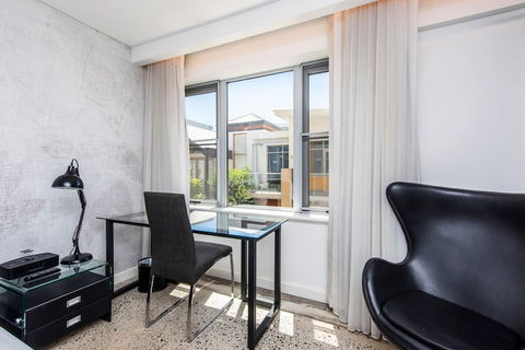 Modern 1 Bedroom Apartment With Rooftop Terrace - Surfers Gold Coast 5