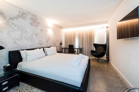 Modern 1 Bedroom Apartment With Rooftop Terrace - Surfers Gold Coast 4
