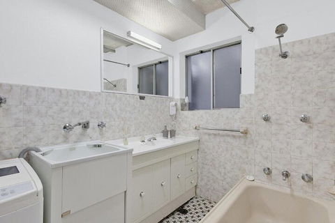 Dolphin Court 5 - Surfers Gold Coast 2