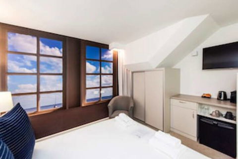 Cosy Mural Studio With Roof Terrace - Surfers Gold Coast 0