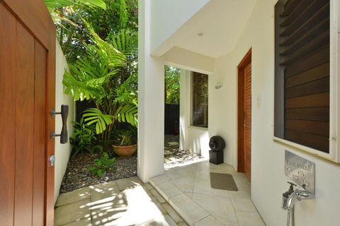 Villa Frangipani - Surfers Gold Coast 1