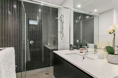 GRATTAN A Premier Location & Modern Space - Surfers Gold Coast 1
