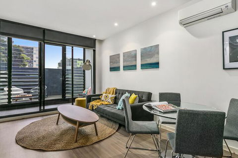 GRATTAN A Premier Location & Modern Space - Surfers Gold Coast 3