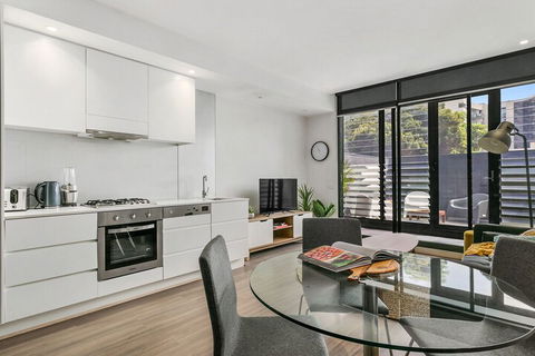 GRATTAN A Premier Location & Modern Space - Surfers Gold Coast 4
