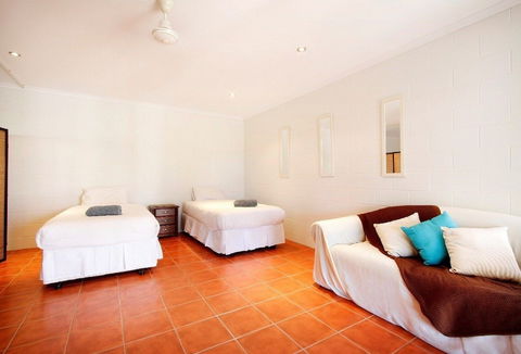 Hideaway Retreat Beach House With Pool - Surfers Gold Coast 4