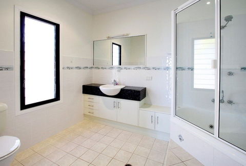 Hideaway Retreat Beach House With Pool - Surfers Gold Coast 5