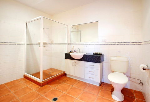 Hideaway Retreat Beach House With Pool - Surfers Gold Coast 2