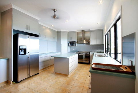 Hideaway Retreat Beach House With Pool - Surfers Gold Coast 3