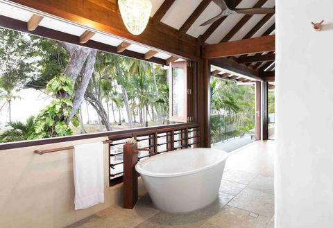 Spice At Oak Absolute Oceanfront House - Surfers Gold Coast 5