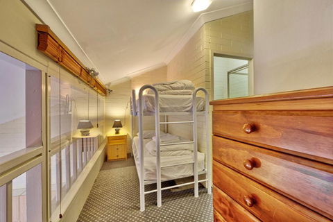 Snow Ski Apartments 14 - Surfers Gold Coast 5