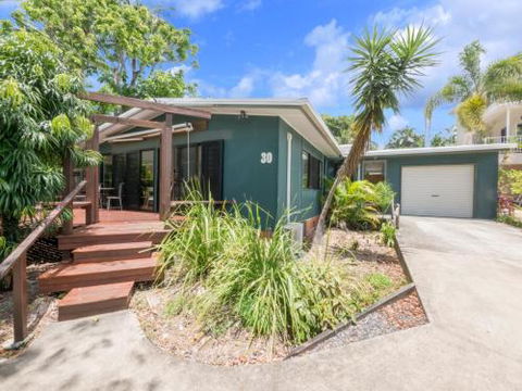 Bryce Street 30 Ultimate Beach Shack - Surfers Gold Coast 0