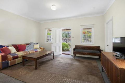THE TEACHERS COTTAGE - Surfers Gold Coast 3