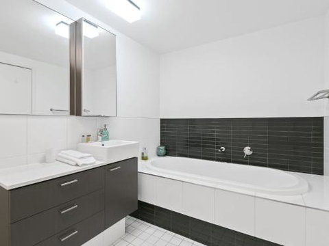 LORNE CHALET APARTMENT 36 Central Location - Surfers Gold Coast 2