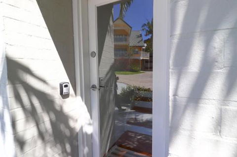 Palms Studio Apartment At Raffetys Resort - Surfers Gold Coast 0