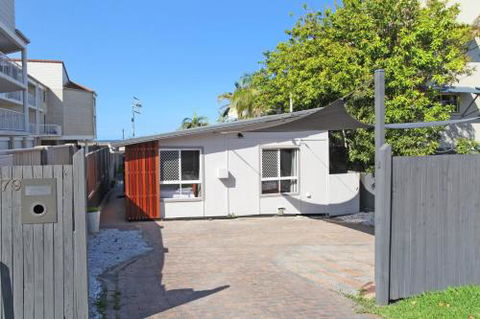 BEACH SHOPS & FABULOUS VACATION HOME! - Surfers Gold Coast 2