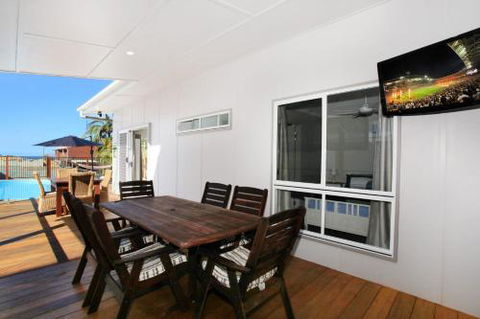 BEACH SHOPS & FABULOUS VACATION HOME! - Surfers Gold Coast 1