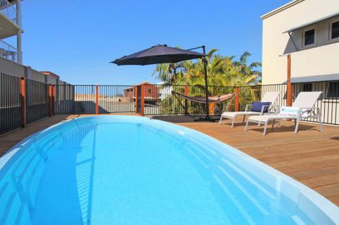 BEACH SHOPS & FABULOUS VACATION HOME! - Surfers Gold Coast 6