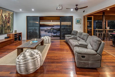 Uisce Luxury Holiday House With Jacuzzi Pool Table Cinema Premium Foxtel & Two Buggies - Surfers Gold Coast 6