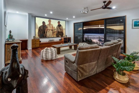 Uisce Luxury Holiday House With Jacuzzi Pool Table Cinema Premium Foxtel & Two Buggies - Surfers Gold Coast 3