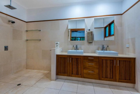 Uisce Luxury Holiday House With Jacuzzi Pool Table Cinema Premium Foxtel & Two Buggies - Surfers Gold Coast 1
