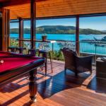 Uisce Luxury Holiday House With Jacuzzi Pool Table Cinema Premium Foxtel & Two Buggies - Surfers Gold Coast 0