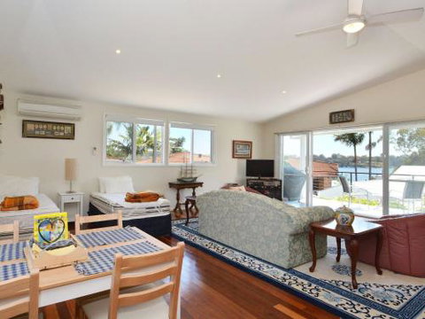 Morisset Waterfront 1bdr Studio Looking Over Trinity Marina - Surfers Gold Coast 5