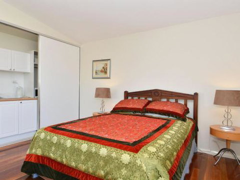 Morisset Waterfront 1bdr Studio Looking Over Trinity Marina - Surfers Gold Coast 6