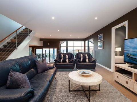 Venabu On Garuwa 20 Garuwa Street Spectacular House With Fabulous Views - Surfers Gold Coast 3