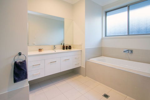 Vantage Court A Hidden Gem Of Mudgee 11 - Surfers Gold Coast 1