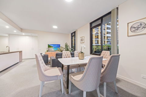 HomeHotel Stylish Apt Next To Train & Westfield - Surfers Gold Coast 3