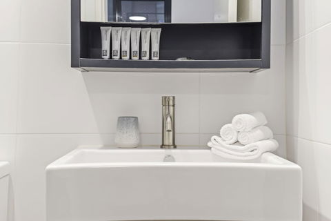 HomeHotel Stylish Apt Next To Train & Westfield - Surfers Gold Coast 5