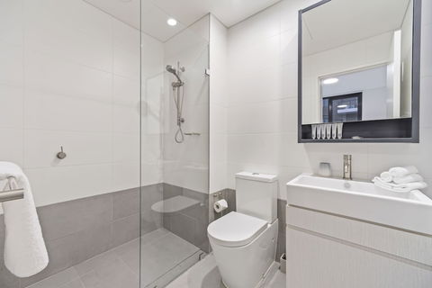 HomeHotel Stylish Apt Next To Train & Westfield - Surfers Gold Coast 1