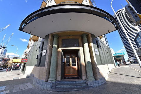 Inner Perth CBD 1X1 Apartment - Surfers Gold Coast 2