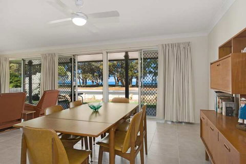 Large Family Waterfront Home With Room For A Boat Welsby Pde Bongaree - Surfers Gold Coast 4