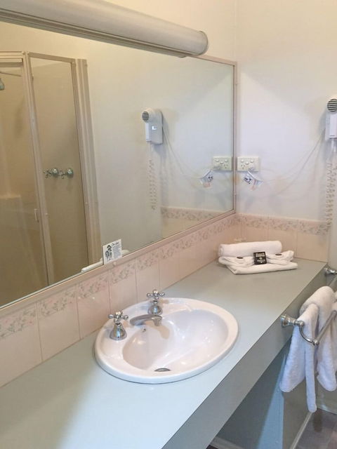 Deniliquin Country Club Motor Inn - Surfers Gold Coast 4