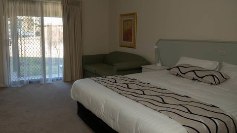 Deniliquin Country Club Motor Inn - Surfers Gold Coast 3