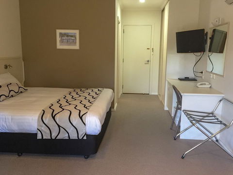 Deniliquin Country Club Motor Inn - Surfers Gold Coast 5