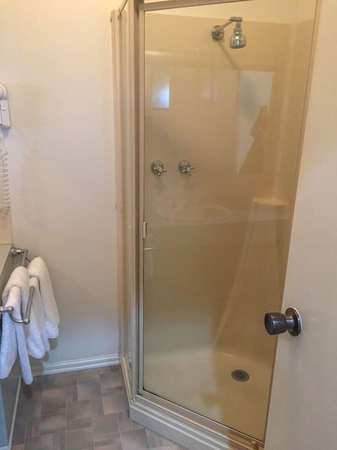 Deniliquin Country Club Motor Inn - Surfers Gold Coast 6
