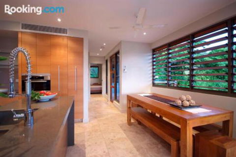 Villa One On Murphy Luxury Holiday Villa - Surfers Gold Coast 4