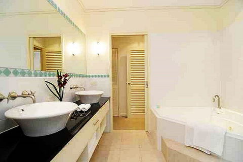 Plantation House 1 Spacious 4 Bedroom House Near Beach WIFI Netflix Telstra TV Playground Pool BBQ - Surfers Gold Coast 6