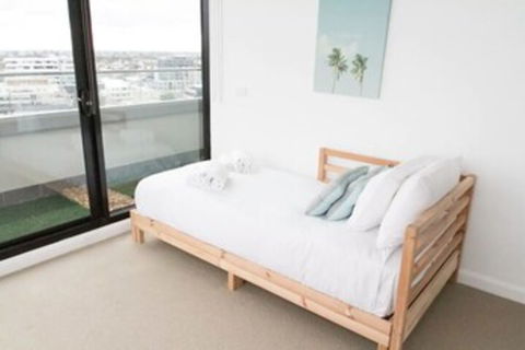 Modern 2 Bedroom Apartment In Melbournes Northcote - Surfers Gold Coast 6