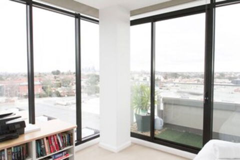 Modern 2 Bedroom Apartment In Melbournes Northcote - Surfers Gold Coast 2