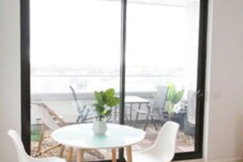 Modern 2 Bedroom Apartment In Melbournes Northcote - Surfers Gold Coast 3