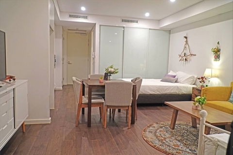 C08-darling Harbour Studio - Surfers Gold Coast 2