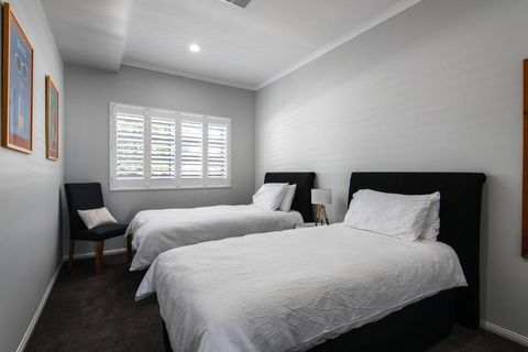 Ocean Break Coolum - Surfers Gold Coast 2
