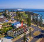 Seaspray 3 straight across the road from Main Beach Yamba - Surfers Gold Coast